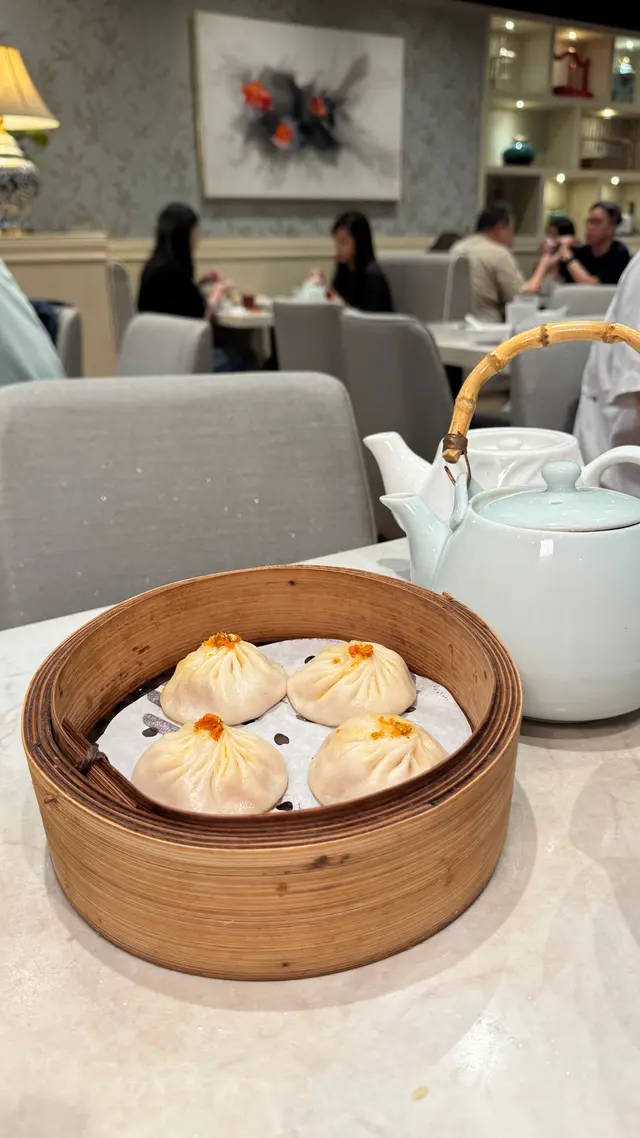 成個小籠包既湯包都充滿着大閘蟹嘅蟹膏香味!鮮甜蟹粉,口感層次豐富!