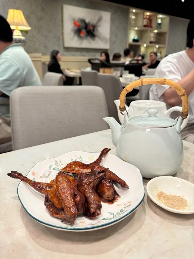 首先佢係超抵食!$32.8/隻!成隻食喎!淡淡乳鴿油包住乳鴿d嫩肉!皮脆肉嫩!肉質鮮嫩多汁,回味無窮😋