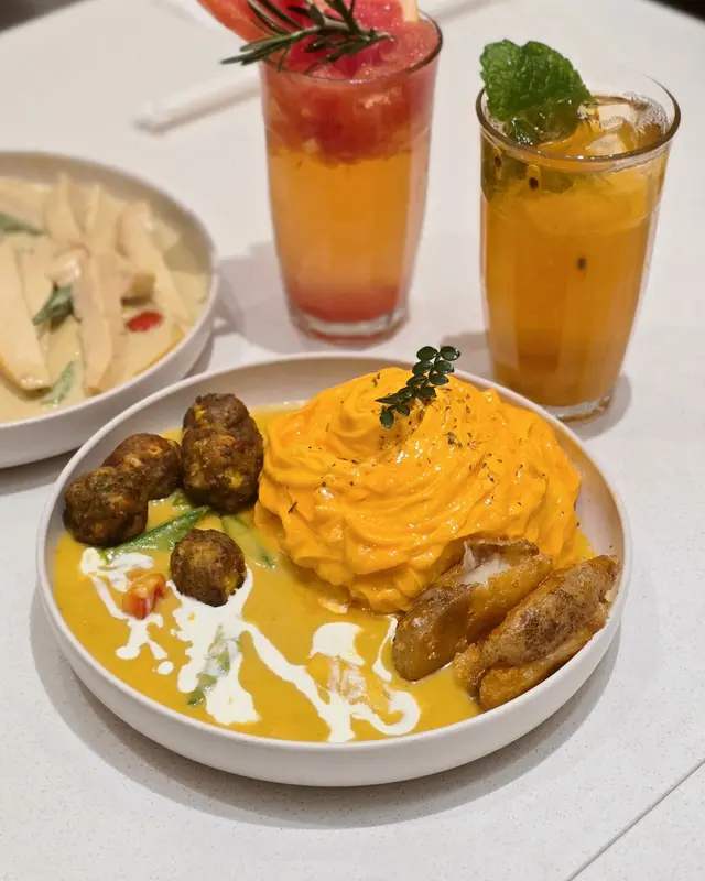 咖喱雜菜新肉丸 配漩渦蛋包飯