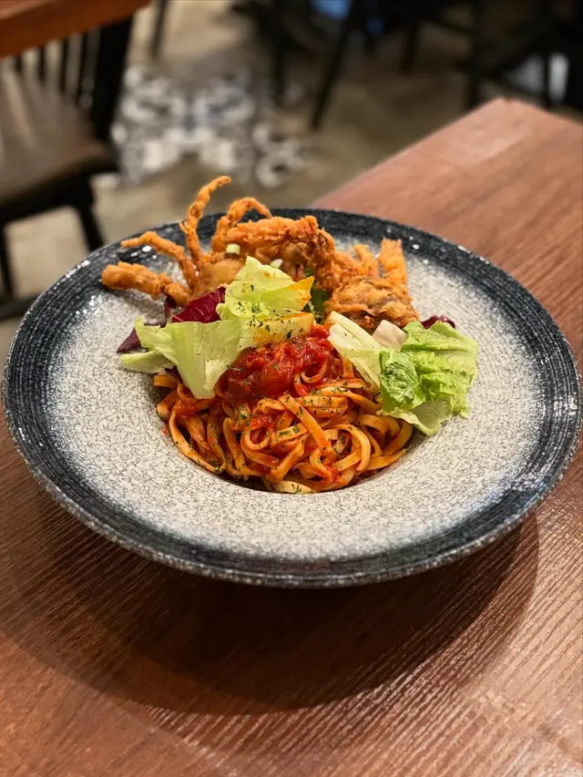 軟殼蟹配蕃茄濃汁鮮製意粉，色彩繽紛，蕃茄濃汁酸甜味令人食慾大開。軟殼蟹外酥內嫩，味道鮮美。意粉口感彈牙且吸附咗醬汁，加上香草提味，令每一口都充滿驚喜。