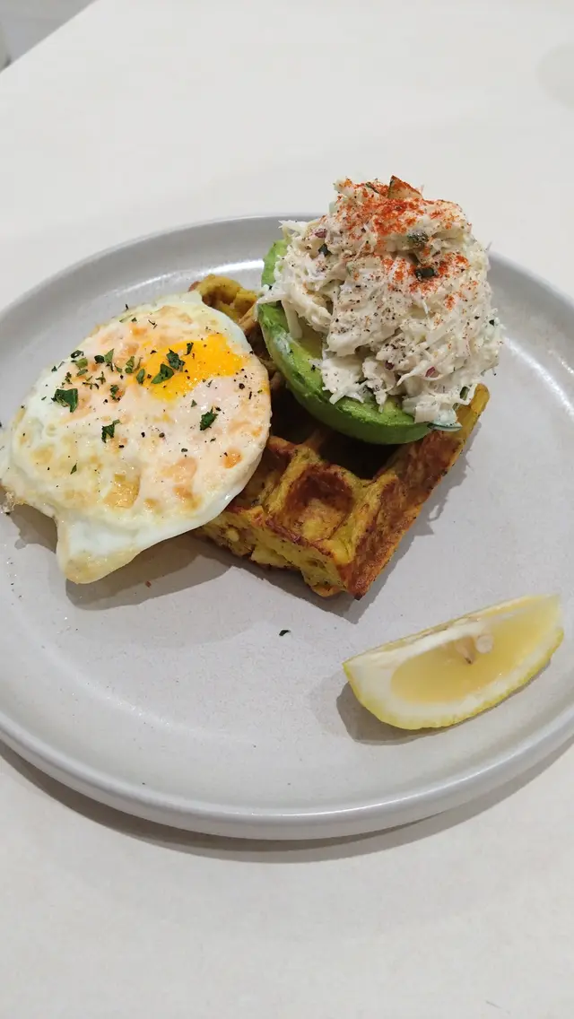 薯仔窩夫配蟹肉沙律牛油果