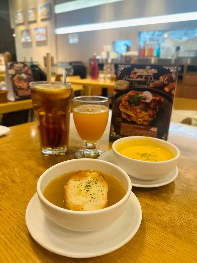 橙汁、凍檸檬茶、香濃南瓜忌廉湯、法式芝士洋蔥湯