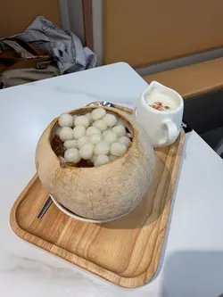 杏仁露桃胶椰皇炖蛋白配小丸子