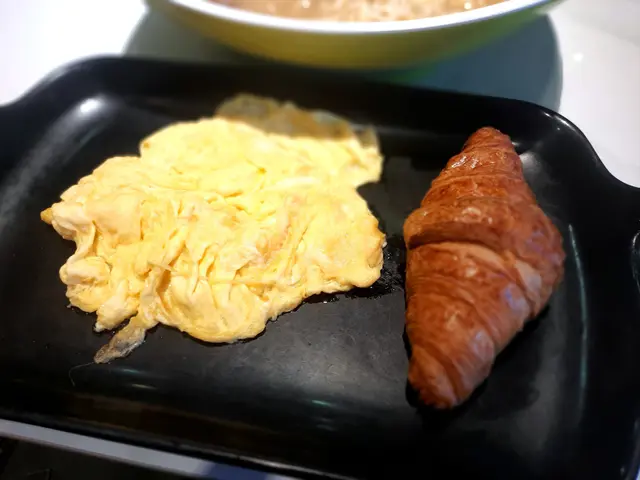 香滑炒蛋及法國牛角酥