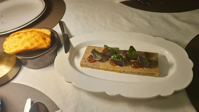 法式鵝肝凍批配巨峰提子伴布里歐修麵包