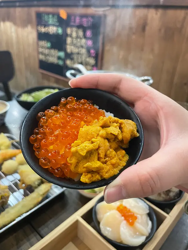 三文魚籽海膽丼