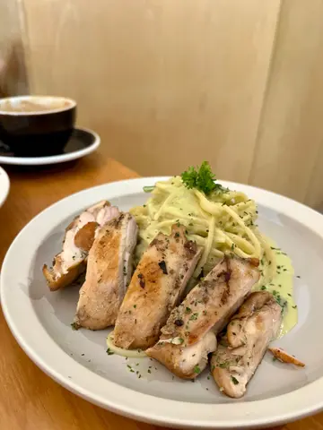 香烤鸡扒牛油果酱意粉