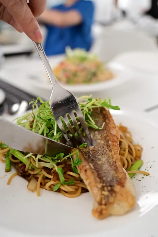 香煎石斑扒配珠江橋牌豆豉鯪魚炒意粉