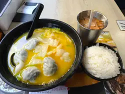 极浓鸡汤花胶云呑鸡髀