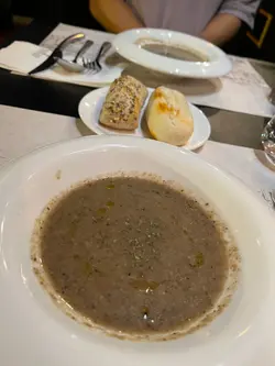 同其他餐廳既松露磨菇湯類似，都係有磨菇蓉咬口，但送湯既麵包係叮到熱辣辣咁上枱，點埋個湯好正，又脆又唔會搶哂個湯既味，恰到好處👍🏻👍🏻