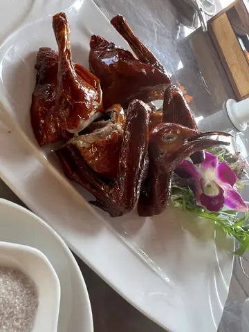 乳鴿，不過不失，如果想吃燒臘的話，可以選擇乳豬。