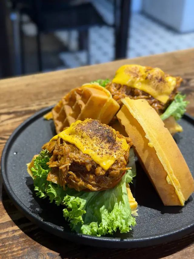 慢煮手撕豬腩窩夫三文治