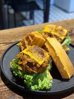 慢煮手撕猪腩窝夫三文治