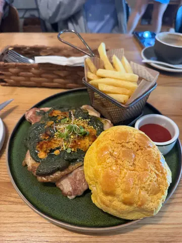 开心果酱烤蜂蜜肉松大鸡扒菠萝包薯条