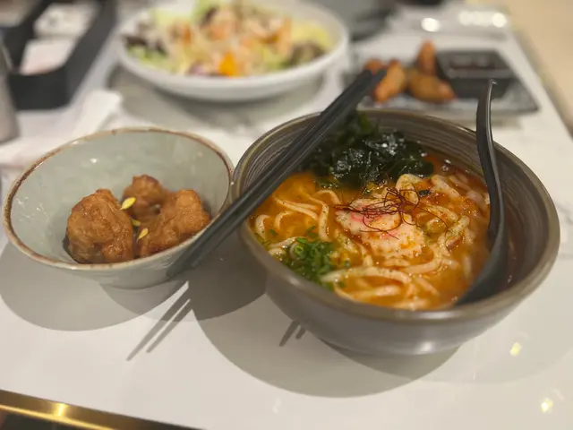 炸雞烏冬配蕃茄湯底