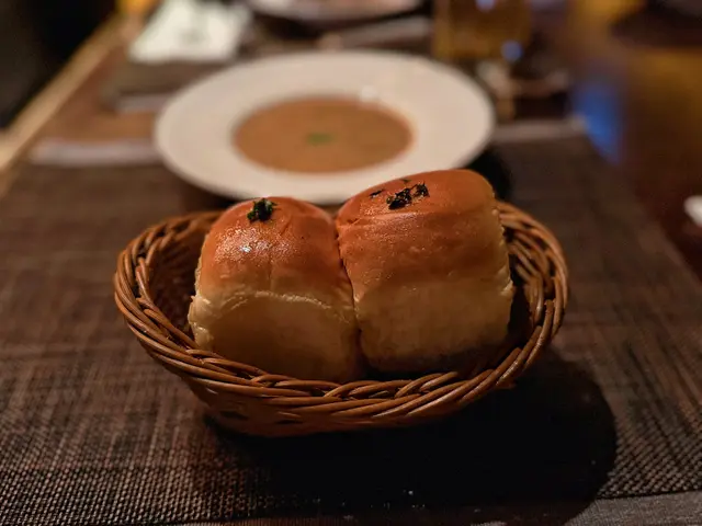 自家製百里香蒜蓉牛油餐包 