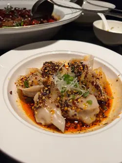 抄手皮还可以,但入面嘅肉好松散,应该未必系自家制,当然佢都无话系。只可以话出面家常川菜餐厅比较好食。