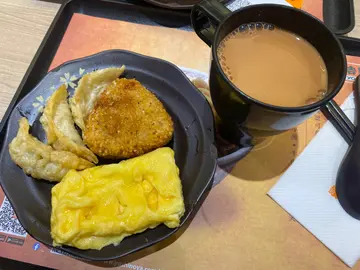 黄金脆饭团+日式鸡肉炸饺子+嫩滑炒蛋，奶茶