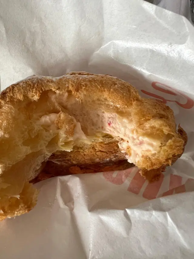 裡面係士多啤梨乳酪忌廉，口感順滑，味道酸甜可口 ，不過味道就普通，無咩特別。