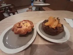 左: 原味千層酥皮撻, 右: 黃桃酥