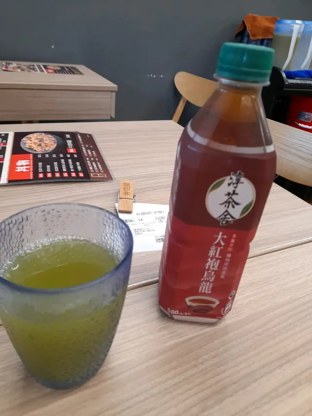 左：綠茶， 右：樽庄茶