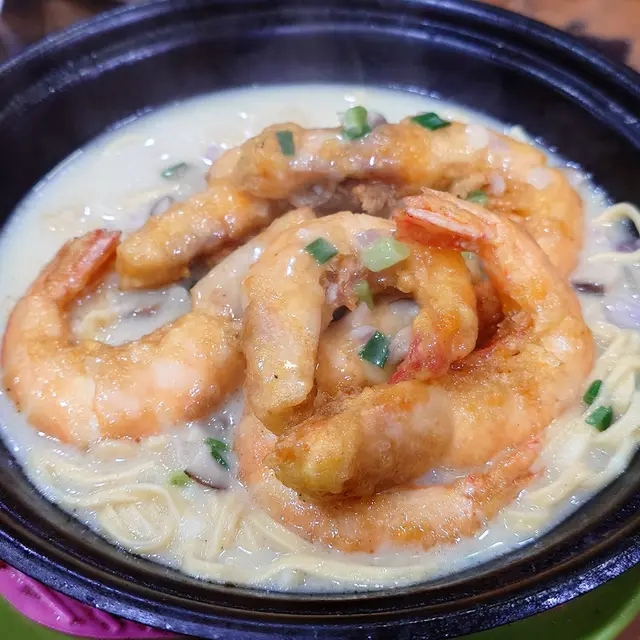 嘩，芝士蝦都煲仔上，熱辣辣，誠意十足。但放低一睇，瀨嘢，點解個芝士汁會稀如水呢？一問之下，原來佢哋做嘅係有芝士嘅上湯，而非芝士上湯汁😂。

既來之則安之，當然照食可也。芝士上湯，雖然同我想像嘅質感好大落差，但味道竟然係好味嘅，芝士味夠，上湯亦ok。中蝦炸得夠透，可以連殼一起吃掉。伊麵唔會過淋，淥得啱啱好。成件事係中伏了，卻又幾好食😆。