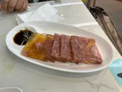 同一般傳統一條條嘅唔同,係一塊塊大片的,嗰個醋唔知係乜牌子好好味,仲有切到好幼不欺場的薑絲跟埋。