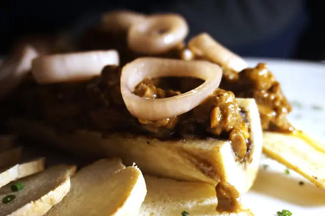 烤牛骨髓伴和牛肉眼粒配法包多士