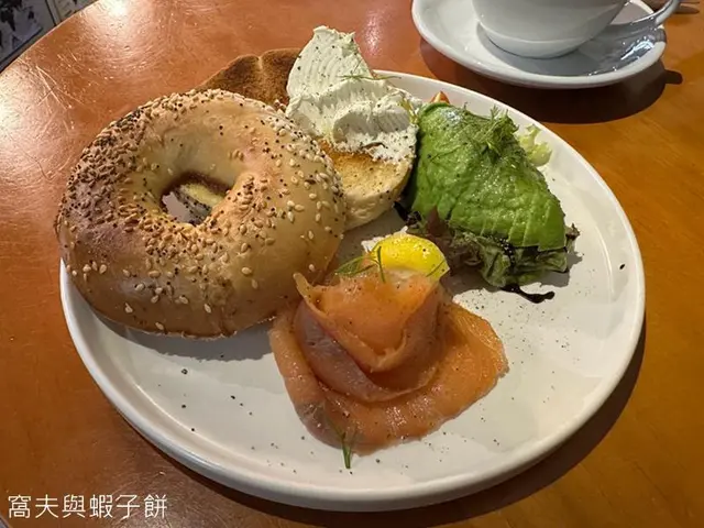 貝果加忌廉芝士配煙三文魚和牛油果