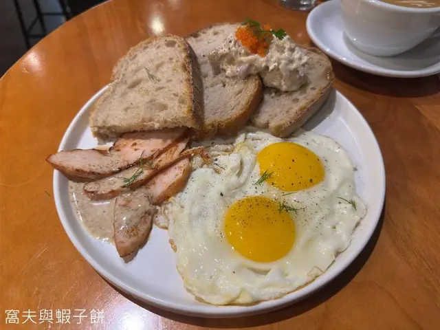 種包加蟹肉醬配雞胸和煎蛋