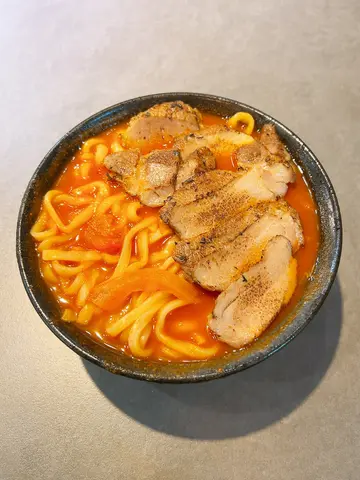 蕃茄浓汤配猪梅肉乌冬