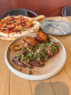 烤牛腹排配中式韭茜青酱