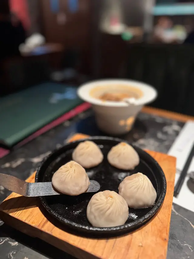 鐵板上的小籠包