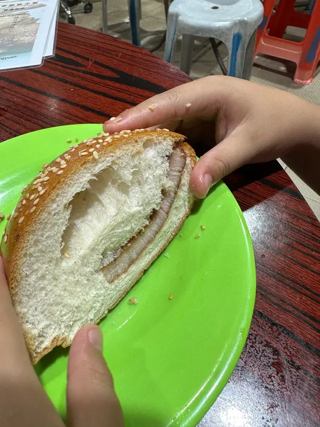 自己睇圖, 熱奶茶唔夠熱, 清水湯, 面係好似便利店淥定, ￼塊豬扒咁薄都好巧刀工. 現場好多遊客, ￼希望不要以為這就是香港美食天堂. 