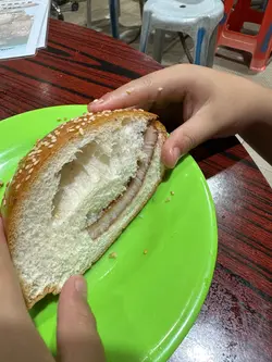 自己睇圖, 熱奶茶唔夠熱, 清水湯, 面係好似便利店淥定, ￼塊豬扒咁薄都好巧刀工. 現場好多遊客, ￼希望不要以為這就是香港美食天堂. 