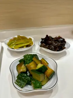 三式醒胃小食拼盤：辣辣拍青瓜，麻香小雲耳及涼拌萵筍