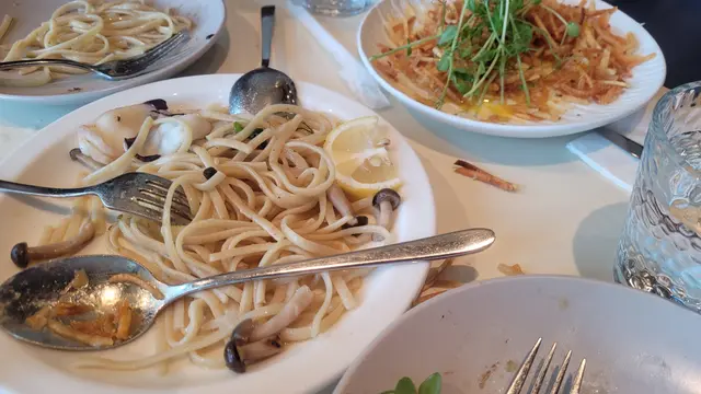 這碟意大利麵上桌的時候，它幾片八爪魚真是嚇人一跳，放到嘴裡真以為在吃橡皮擦，份量也比在茶餐廳見到的少好多，那個lemon yuzi 汁就算了吧，主要是用來遮蓋這碟預製的八爪魚，盛惠 138 元，令人吃了兩口終於要放棄！
這麼簡單的意大利麵，煮得比自家公仔麵還差，大廚不想再努力的意圖，昭然若揭！