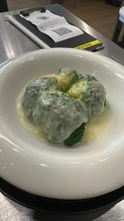 tasteless, dry and reheat burger bun is dry like chewing rubber, pumkin risotto is like congee , salad give too much dressing is not eatable.
Totally disaster .....Rather to spend $300 to have cup-noodles buffet at home 