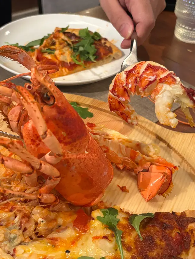 原隻焗龍蝦薄餅