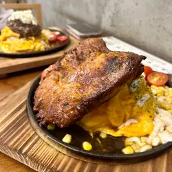 鸡扒, 法兰克福肠滑蛋盖铁板饭 