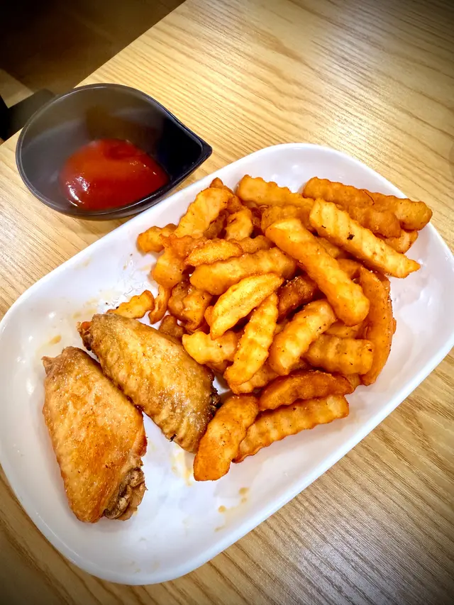 📌 香炸蜜汁雞翼（2隻）配炸薯條