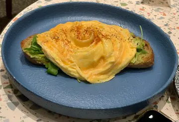 牛油果酱炒蛋酸种吐司