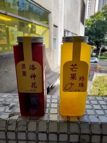 左：洛神花茶，右：芒果爆珠(?)