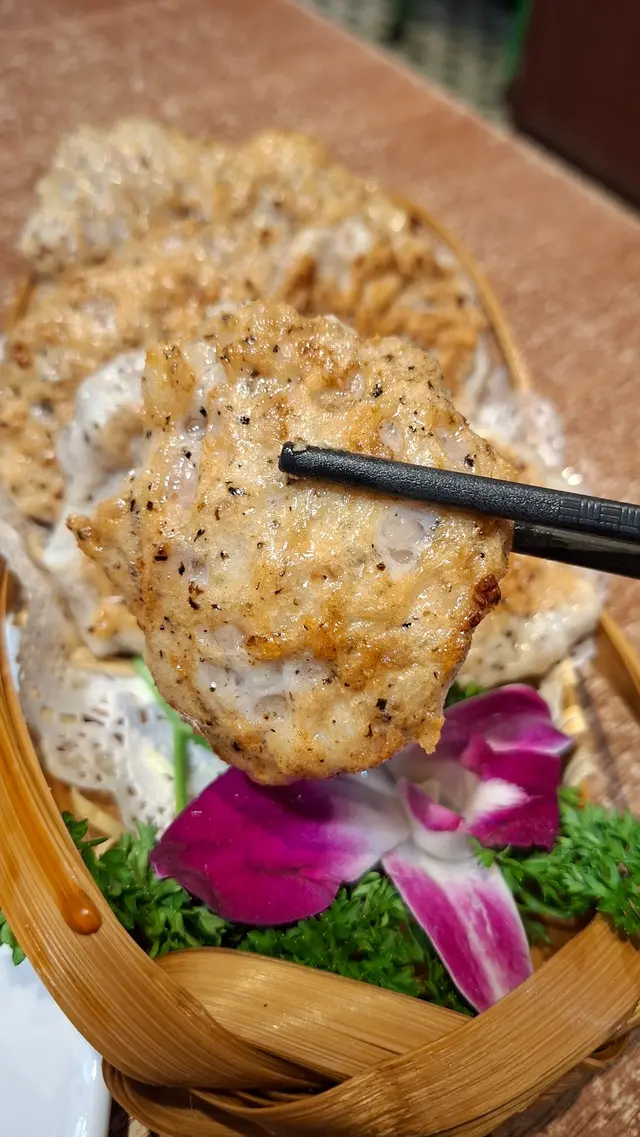 香煎黑松露手打蓮藕墨魚餅