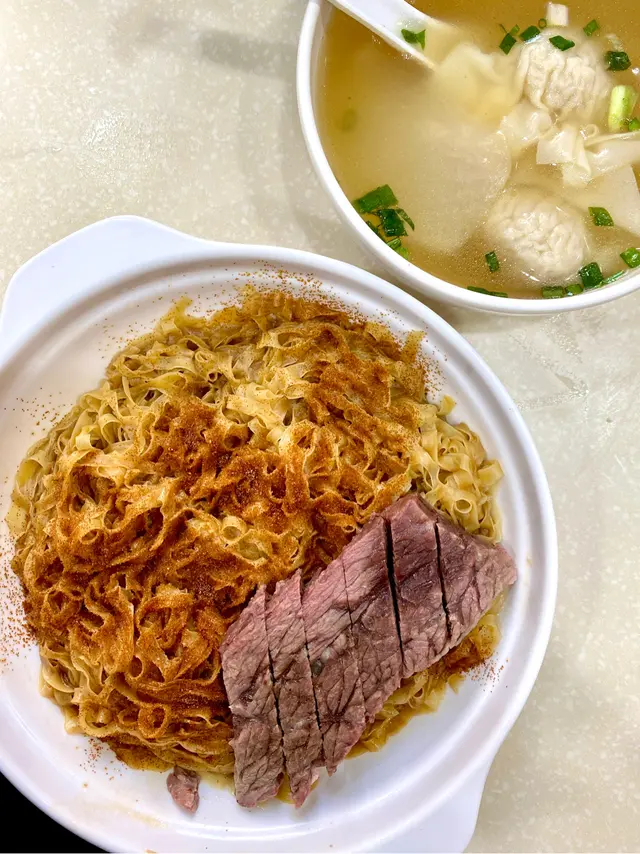 招牌牛腩雲吞撈粗麵