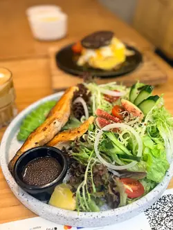 三文鱼柳牛油果，无花果藜麦沙律