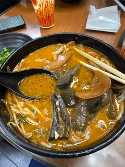 牛肝菌豬頸肉魚皮餃米線（大辣）