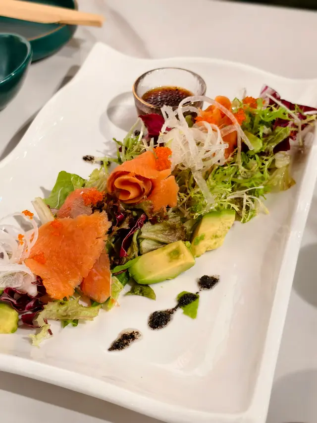 煙三文魚牛油果沙律配黑松露沙律汁