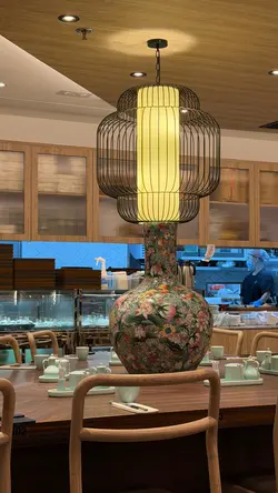 喜歡用餐工具的顏色，也留意到外賣的紙袋設計感也很古風。