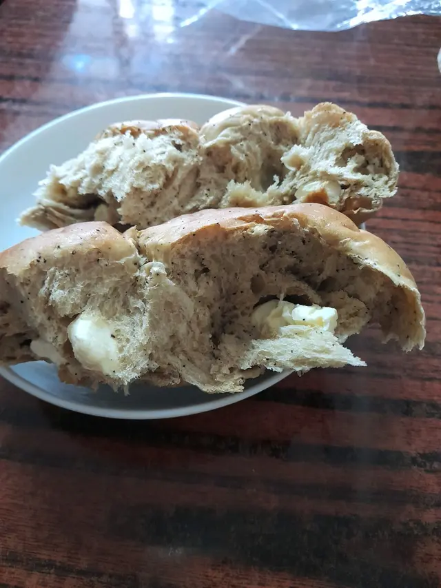 掰開嘅咖啡腰果乳酪包